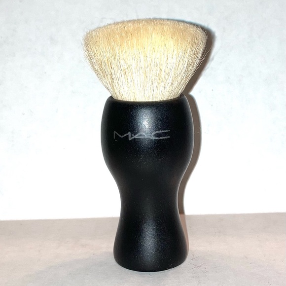 SOLD**Authentic MAC Cosmetics 180 Kabuki Brush - Picture 1 of 5